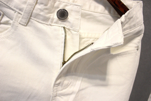 Ανδρικό κοντό παντελόνι σε λευκό με τσέπες και σχισμένα στοιχεία