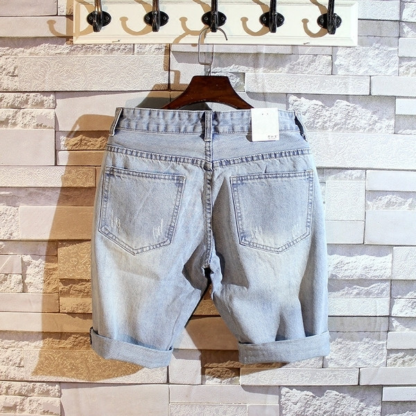 Rövid, világoskék színű férfi farmernadrág zsebekkel