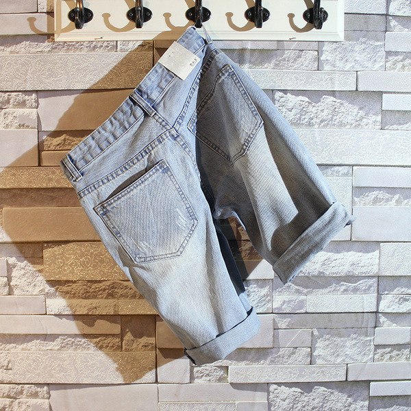 Rövid, világoskék színű férfi farmernadrág zsebekkel