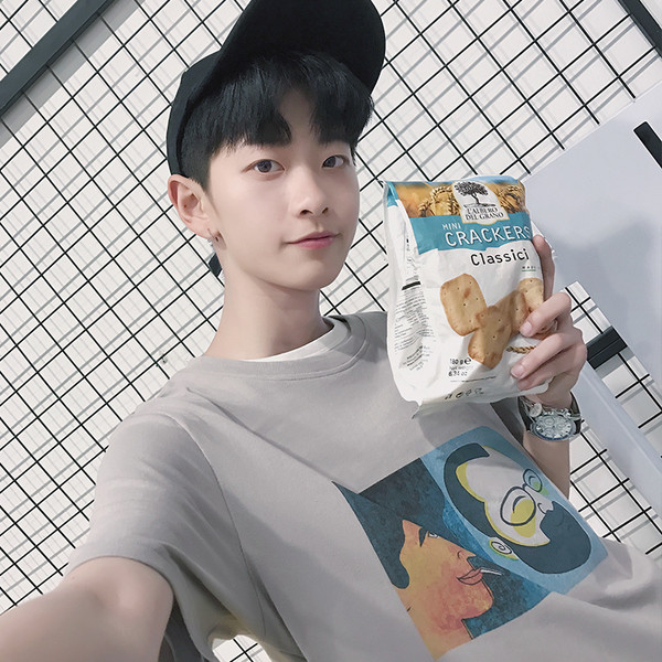 Bluză casual bărbătească cu mâneci 3/4 cu aplicație interesantă în alb și gri