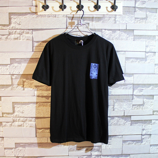 Férfi rövid ujjú póló két színben színes nyomattal