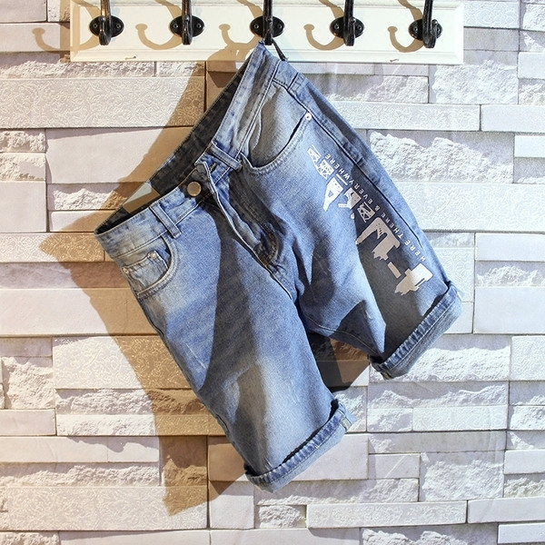 Világos színű rövid férfi farmer, zsebekkel és mintával