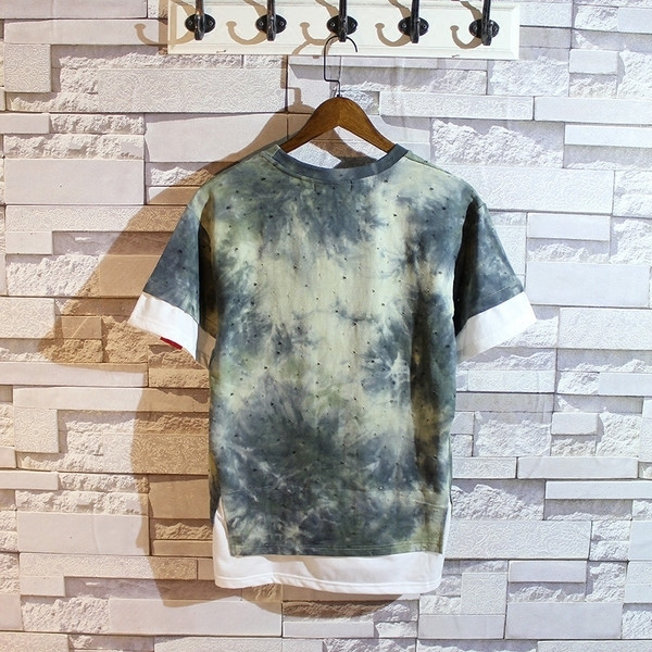 Férfi blúz két színben O-alakú gallérral és felirattal