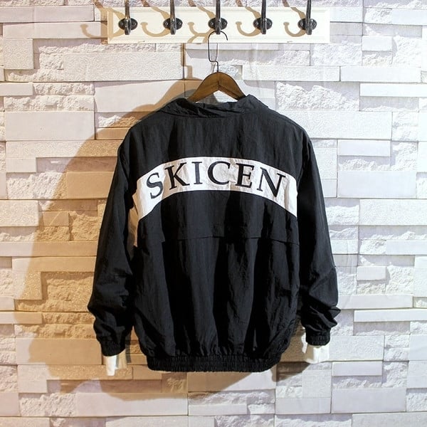 Λεπτό ανδικό μπουφάν με τσέπες και έγχρωμη επιγραφή