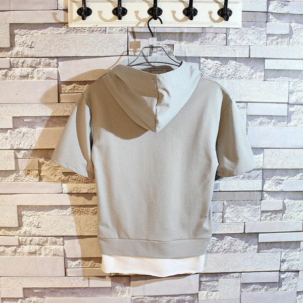 Stílusos férfi póló két színben kapucnival és fém elemekkel