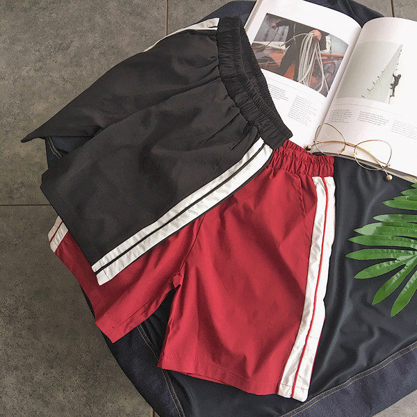 Sport - alkalmi férfi rövidnadrág, rugalmas fekete és piros színben