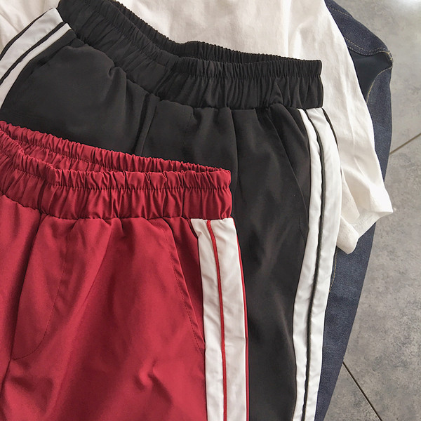 Sport - alkalmi férfi rövidnadrág, rugalmas fekete és piros színben