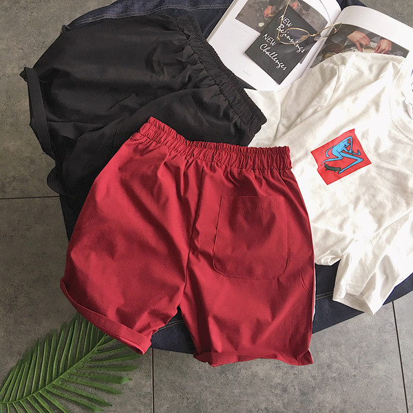 Sport - alkalmi férfi rövidnadrág, rugalmas fekete és piros színben