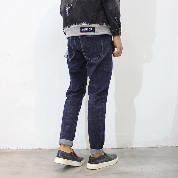 Sötét színű, sima férfi farmernadrág, zsebekkel