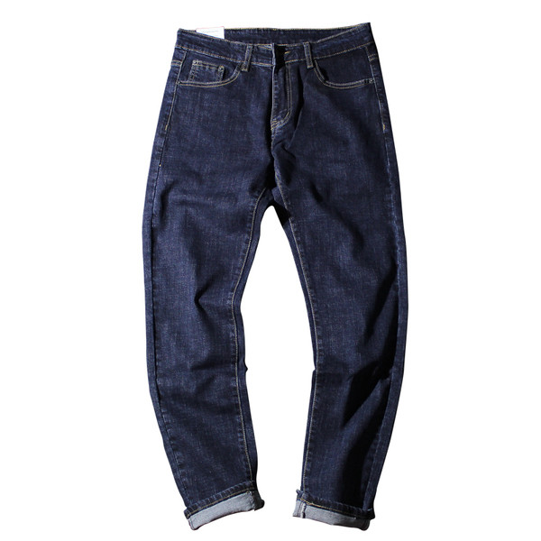 Sötét színű, sima férfi farmernadrág, zsebekkel