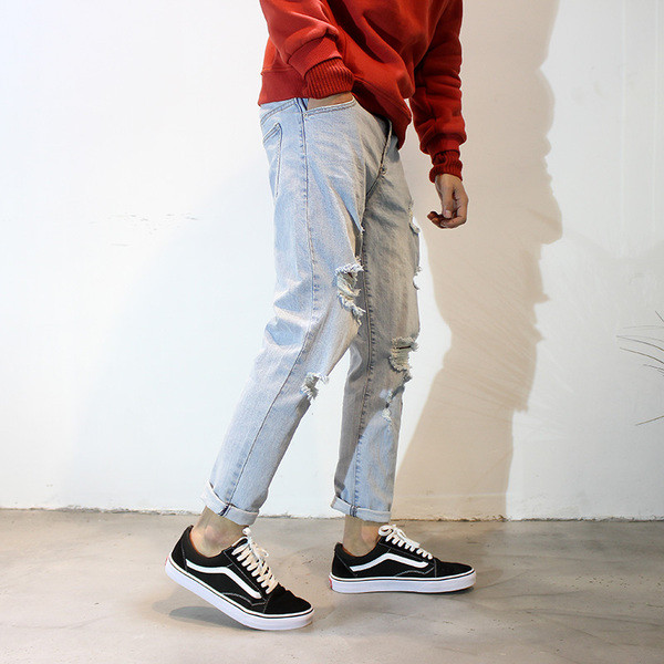 Férfi szakadt farmer, világos színben, zsebekkel