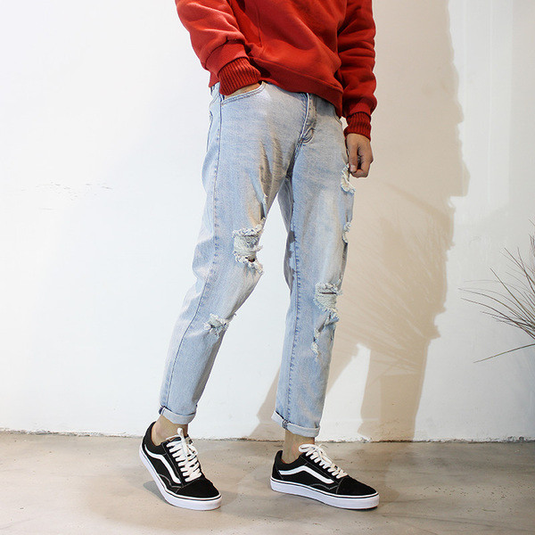 Férfi szakadt farmer, világos színben, zsebekkel