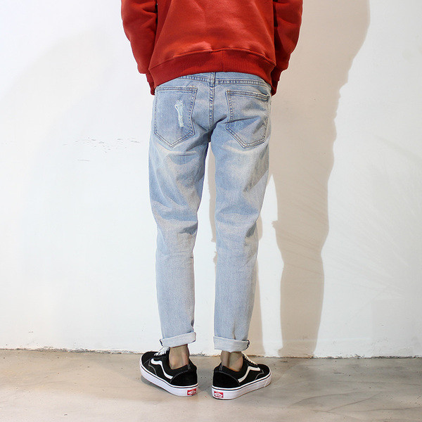 Férfi szakadt farmer, világos színben, zsebekkel