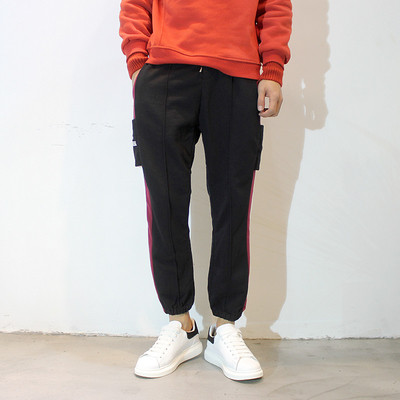 Мъжки спортен панталон с цветни кантове и с джобове