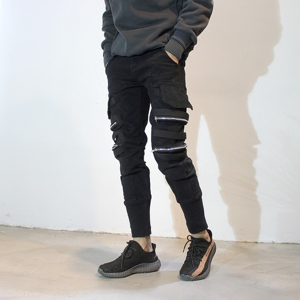 Pantaloni sport pentru bărbați de culoare neagră cu element cu fermoar