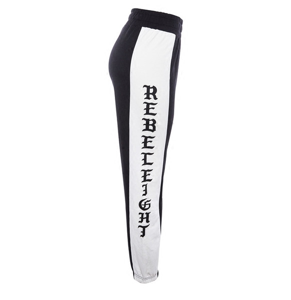 Aktuális női sportnadrág fekete színben felirattal