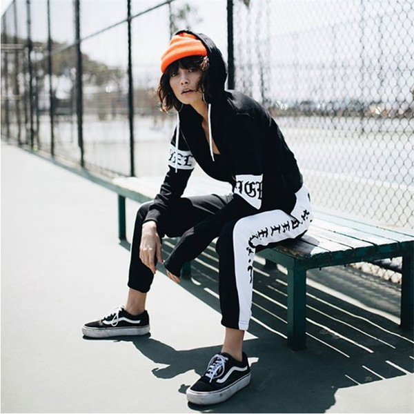 Aktuális női sportnadrág fekete színben felirattal