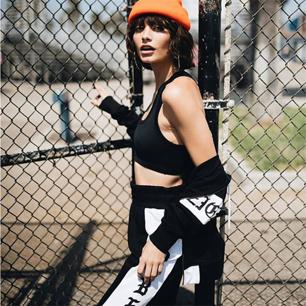 Aktuális női sportnadrág fekete színben felirattal