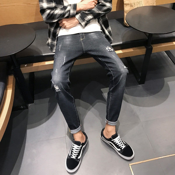 Sötét színben szakadt alkalmi férfi farmernadrág