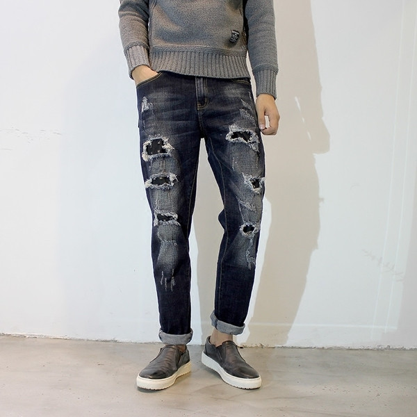 Stílusos férfi farmer, sötét színű foltokkal