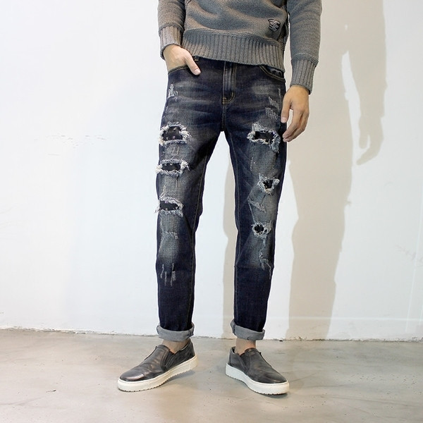 Stílusos férfi farmer, sötét színű foltokkal