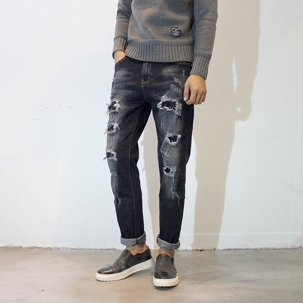 Stílusos férfi farmer, sötét színű foltokkal