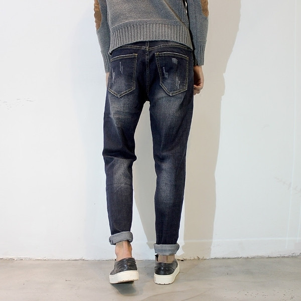 Stílusos férfi farmer, sötét színű foltokkal