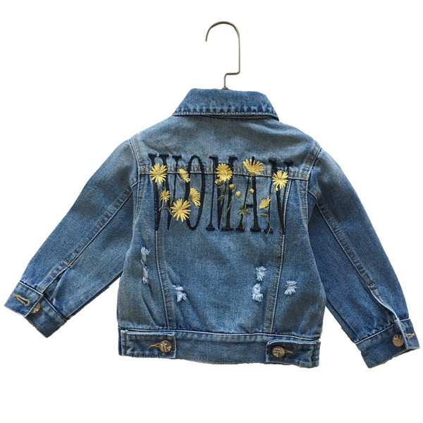 Παιδικό τζιν μπουφάν για κορίτσια με επιγραφή και floral κεντήματα