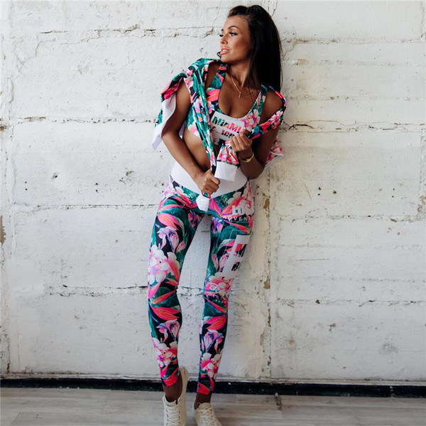 Női sportcsapat leggingsből és rövid virágmintás blúzból