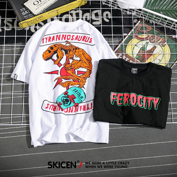 Ανδρικό μπλουζάκι με πολύχρωμες εφαρμογές σε λευκό και μαύρο χρώμα