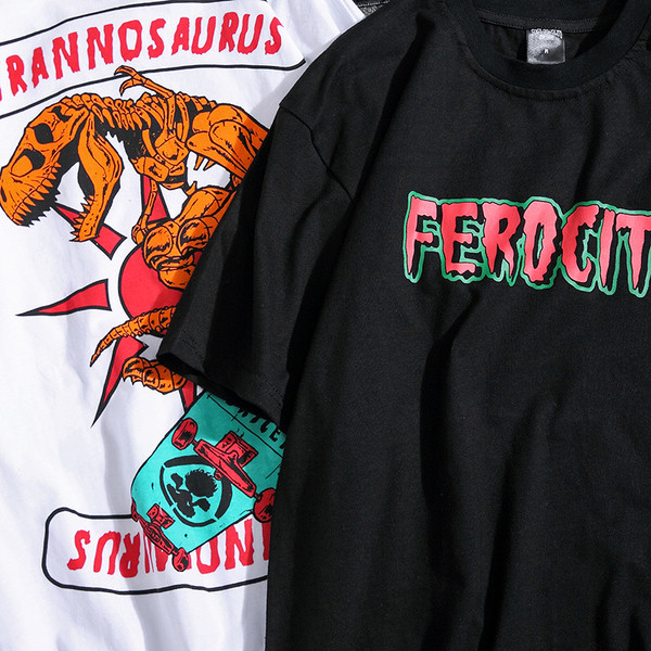 Ανδρικό μπλουζάκι με πολύχρωμες εφαρμογές σε λευκό και μαύρο χρώμα