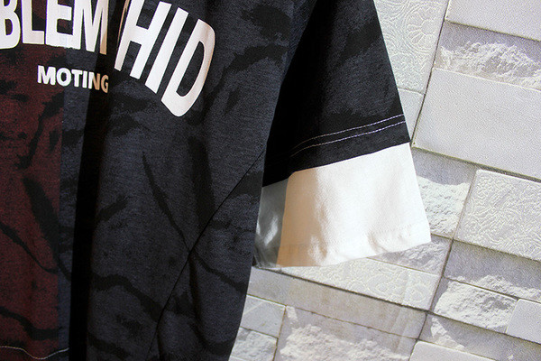 Férfi póló rövid ujjal, kontrasztos varrással és felirattal