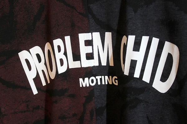 Férfi póló rövid ujjal, kontrasztos varrással és felirattal