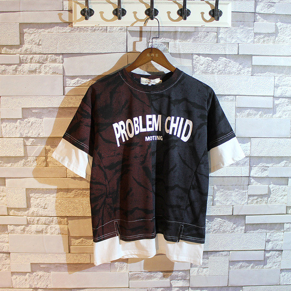 Férfi póló rövid ujjal, kontrasztos varrással és felirattal