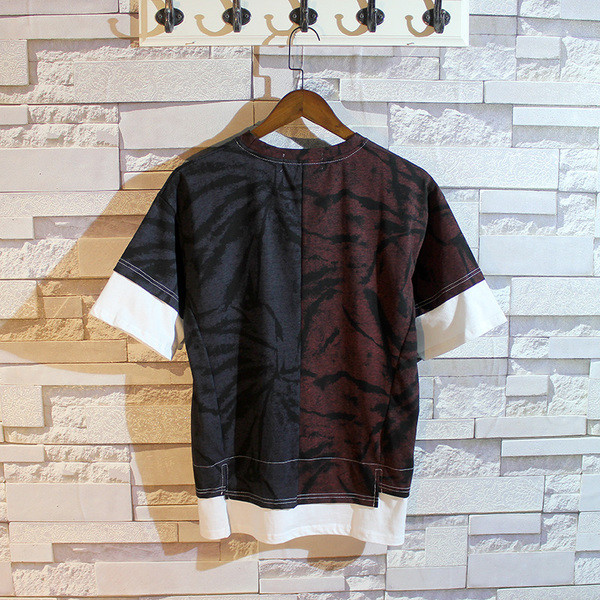 Férfi póló rövid ujjal, kontrasztos varrással és felirattal