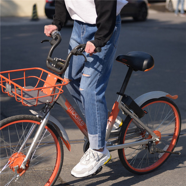 Egyszerű férfi farmer foltokkal és érdekes szegéllyel, világos színben