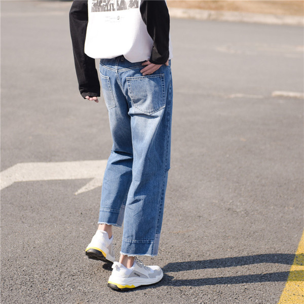 Egyszerű férfi farmer foltokkal és érdekes szegéllyel, világos színben