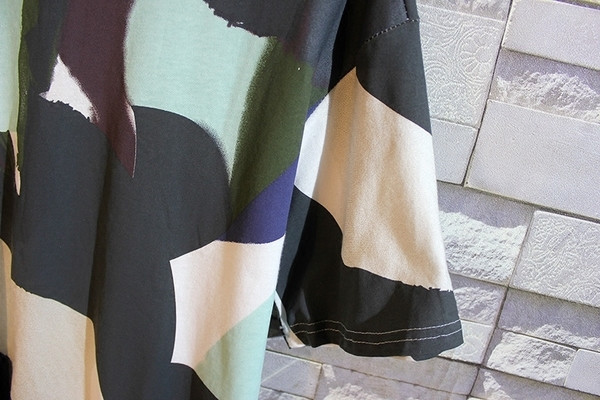 Férfi póló rövid ujjal és O-alakú gallérral terepszínű mintával