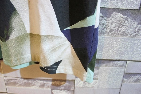 Férfi póló rövid ujjal és O-alakú gallérral terepszínű mintával