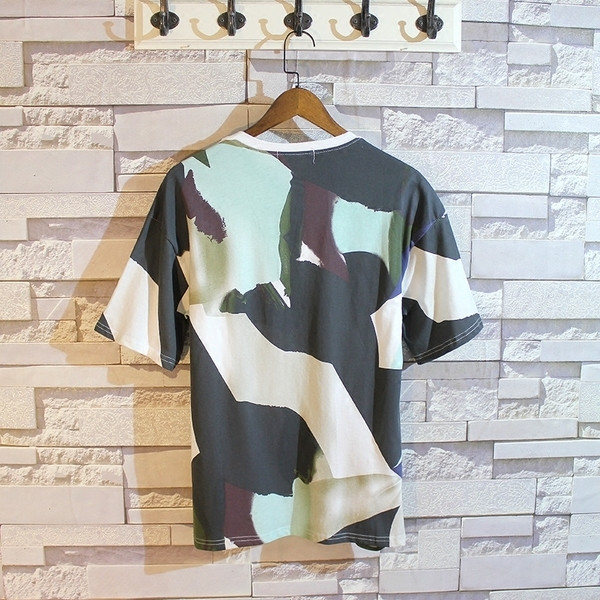 Férfi póló rövid ujjal és O-alakú gallérral terepszínű mintával