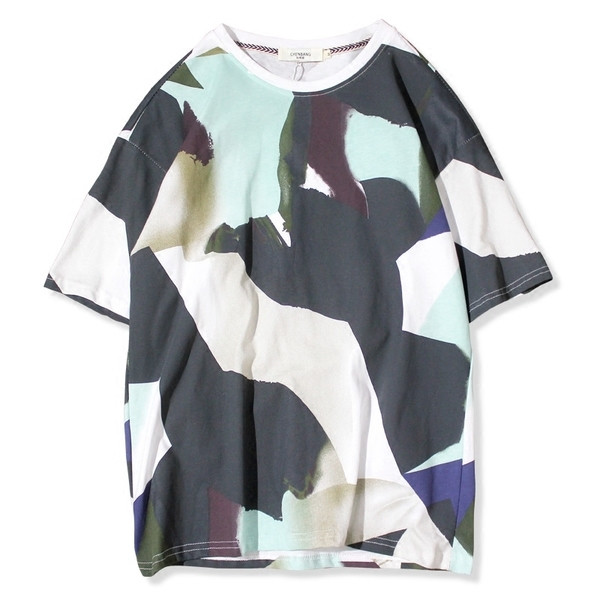 Férfi póló rövid ujjal és O-alakú gallérral terepszínű mintával