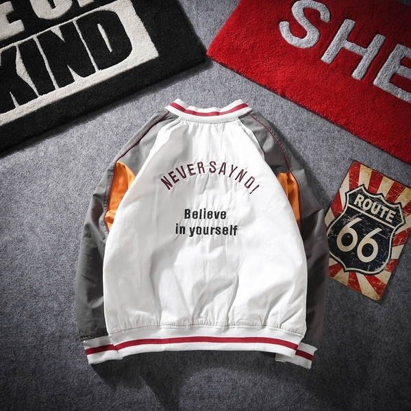 Sport-alkalmi férfi kabát O-alakú gallérral és érdekes felirattal a hátán több színben