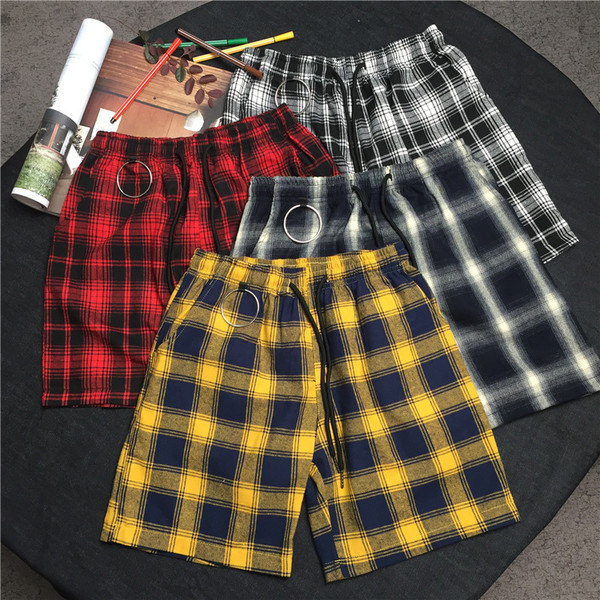 Stílusos férfi kockás rövidnadrág nyakkendővel és dekoratív fémgyűrűvel, négy színben