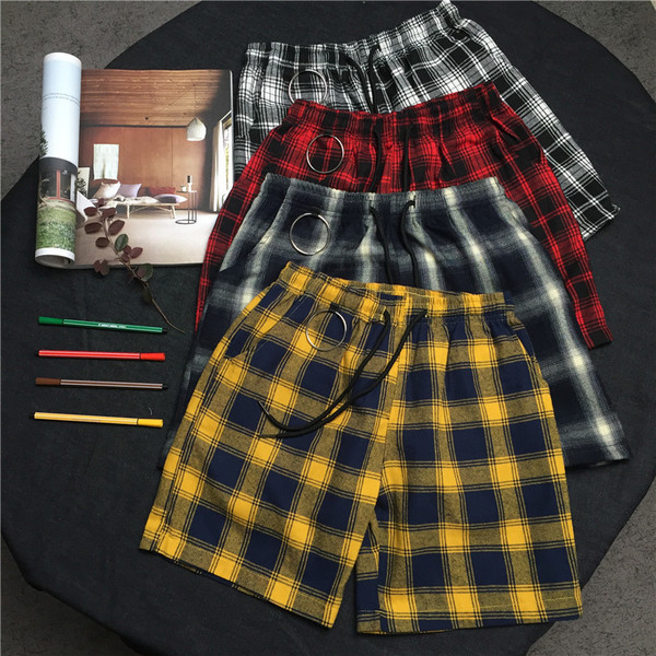 Stílusos férfi kockás rövidnadrág nyakkendővel és dekoratív fémgyűrűvel, négy színben