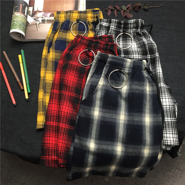 Stílusos férfi kockás rövidnadrág nyakkendővel és dekoratív fémgyűrűvel, négy színben