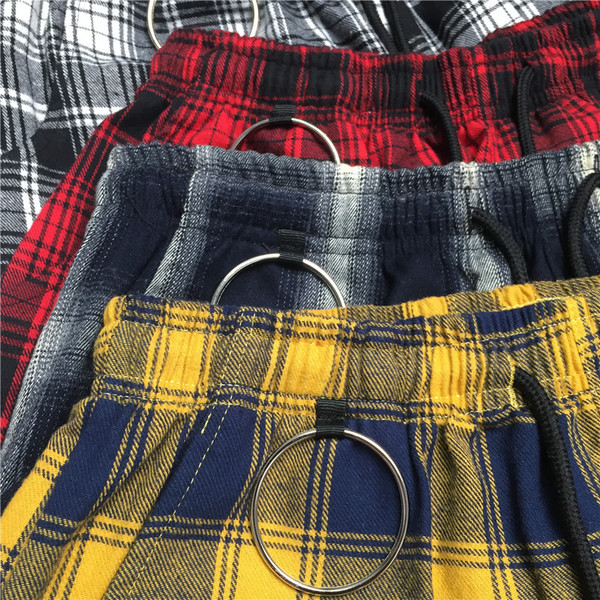 Stílusos férfi kockás rövidnadrág nyakkendővel és dekoratív fémgyűrűvel, négy színben