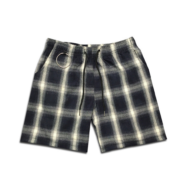 Stílusos férfi kockás rövidnadrág nyakkendővel és dekoratív fémgyűrűvel, négy színben