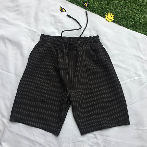 Stílusos férfi rövidnadrág nyakkendővel, mindennapi használatra alkalmas fekete színben, két modell