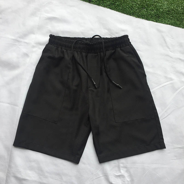 Stílusos férfi rövidnadrág nyakkendővel, mindennapi használatra alkalmas fekete színben, két modell