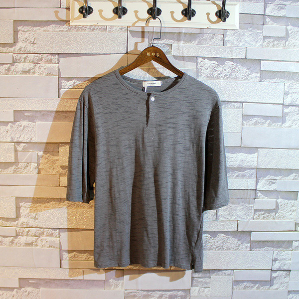 Sima férfi póló három színben, gombos, O alakú gallérral